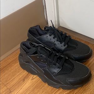 Black Nike Huaraches